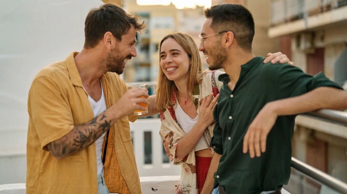 Um casal liberal e um homem conversando e se paquerando